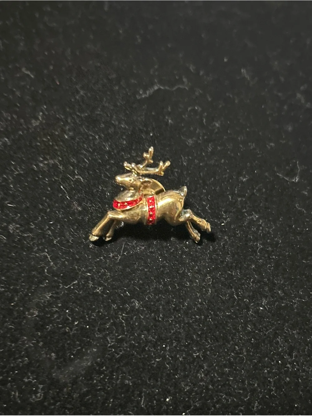Avon Jumping Reindeer Xmas Gold Tone Lapel Pin Hat Lanyard Pins Tie Tack